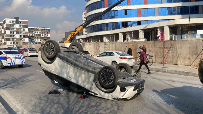Pendik’te 3 Aracın Karıştığı Kazada Baba Ve Oğul Yaralandı