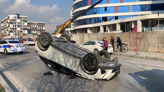 Pendik’te 3 Aracın Karıştığı Kazada Baba Ve Oğul Yaralandı