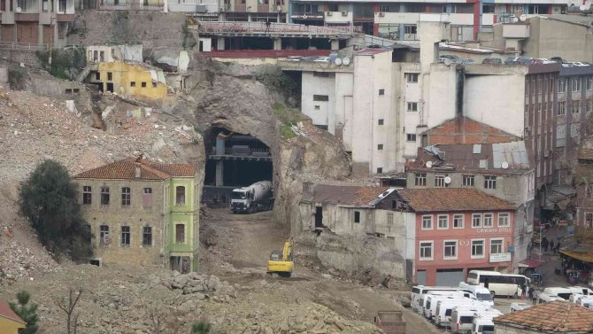 Bu Otopark Karadeniz Sahil Yoluna Tünelle Bağlanacak