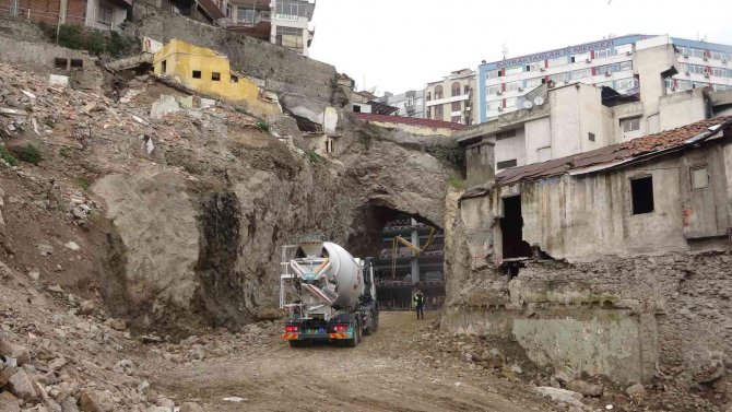 Bu Otopark Karadeniz Sahil Yoluna Tünelle Bağlanacak