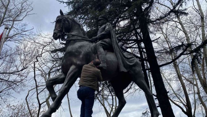 Zarar Gören İ̇smet İ̇nönü Heykeli Tamir Edildi
