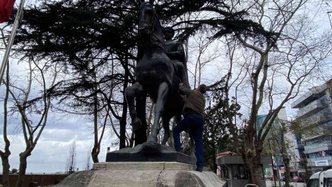 Zarar Gören İ̇smet İ̇nönü Heykeli Tamir Edildi