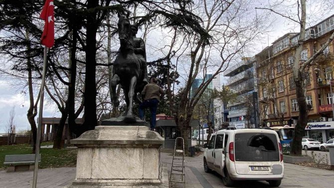 Zarar Gören İ̇smet İ̇nönü Heykeli Tamir Edildi