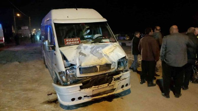 Adana’da Yolcu Minibüsü İle Otomobil Çarpıştı: 13 Yaralı