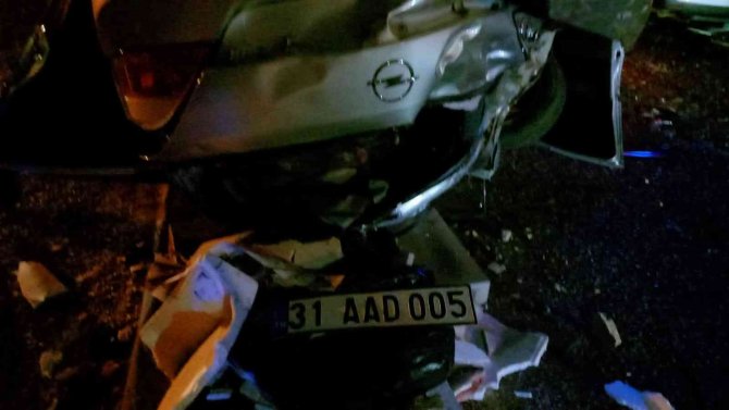 Adana’da Yolcu Minibüsü İle Otomobil Çarpıştı: 13 Yaralı