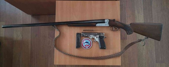 Ruhsatsız Silah Ve Uyuşturucu Ele Geçirildi
