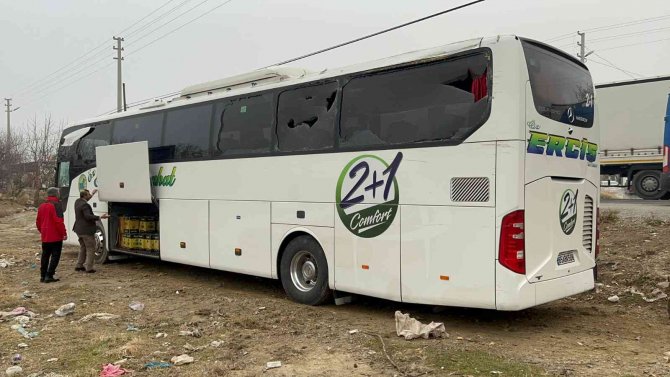 Yolcu Otobüsü Traktörle Çarpıştı, Ardından Tarlaya Girdi