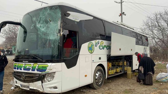 Yolcu Otobüsü Traktörle Çarpıştı, Ardından Tarlaya Girdi