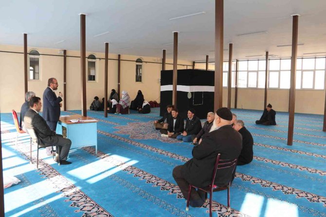 Ağrı’da Umreye Gidecek Vatandaşlara Seminer Düzenlendi