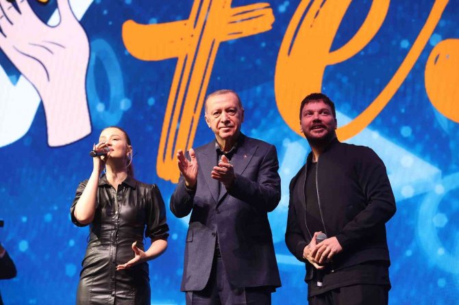 Cumhurbaşkanı Erdoğan: "Gençlerimizle Aramıza Girmeye Çalışanlara İzin Vermeyeceğiz"