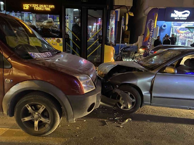 Maltepe’de 2 Otomobil Kafa Kafaya Çarpıştı: 1 Yaralı
