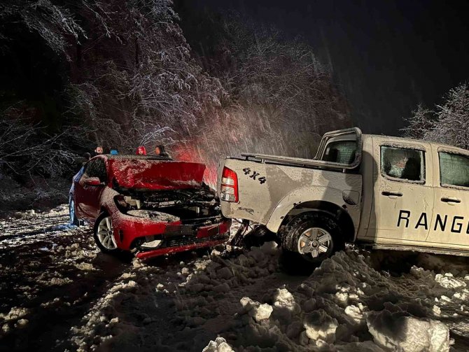 Artvin’de Aniden Bastıran Kar Yağışı Kazaları Beraberinde Getirdi