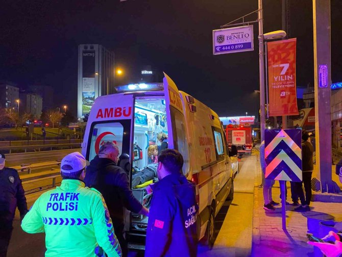 Ataşehir’de 14 Yaşındaki Sürücü Demir Korkuluklara Çarptı: 2 Yaralı