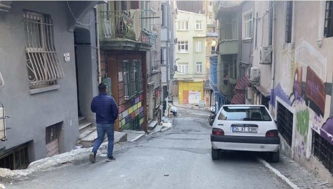 İ̇stanbul’da Dehşet Anları Kamerada: Tek Yumrukla Komalık Edip Telefonunu Gasp Etti