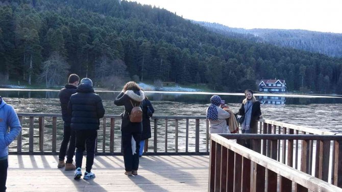 Güneşli Havayı Fırsat Bilen Tatilciler Gölcük’e Akın Etti