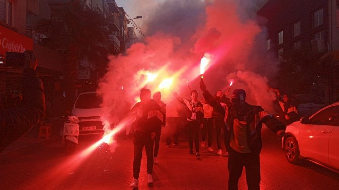 Derbi Öncesi Taraftar Yolu Kapattı