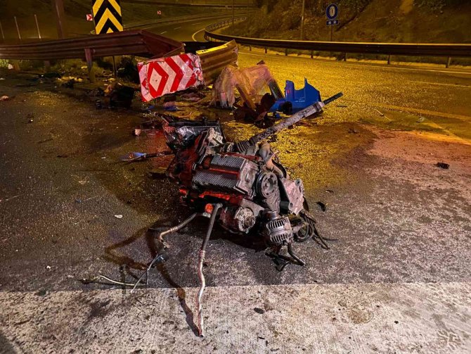 Çekmeköy’de Bariyerlere Çarpan Aracın Motoru Yola Fırladı: 3 Ağır Yaralı