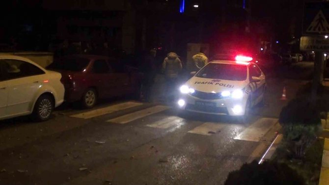 Kaza Yapan Otomobil Park Halindeki Araçlara Çarptı: 1 Yaralı