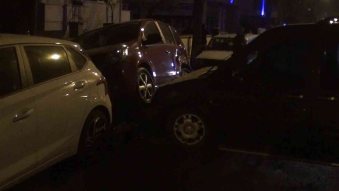 Kaza Yapan Otomobil Park Halindeki Araçlara Çarptı: 1 Yaralı
