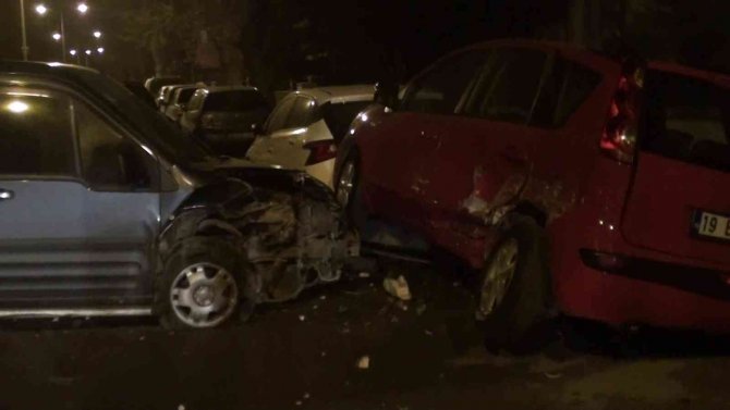 Kaza Yapan Otomobil Park Halindeki Araçlara Çarptı: 1 Yaralı