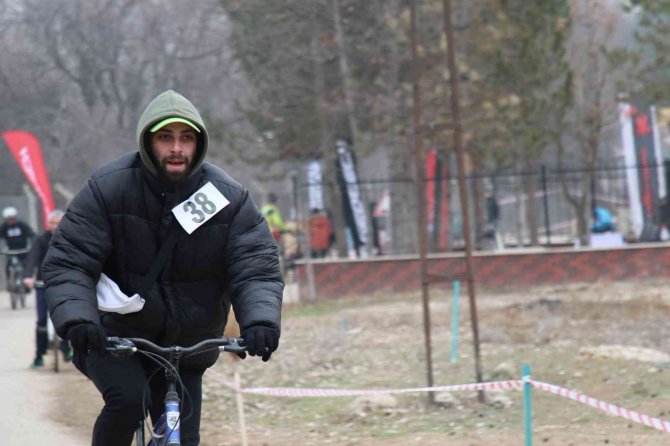 Cumhurbaşkanı Yardımcısı Oktay, 10 Ocak Çalışan Gazeteciler Günü Bisiklet Sürüş Etkinliğine Katıldı