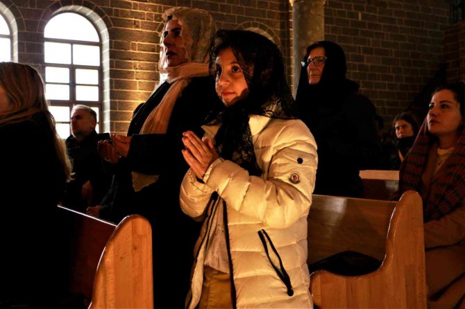 Surp Giragos Ermeni Kilisesi’nde 8 Yıl Sonra İlk Noel Ayini