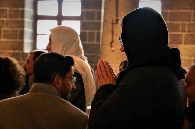 Surp Giragos Ermeni Kilisesi’nde 8 Yıl Sonra İlk Noel Ayini
