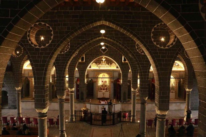 Surp Giragos Ermeni Kilisesi’nde 8 Yıl Sonra İlk Noel Ayini