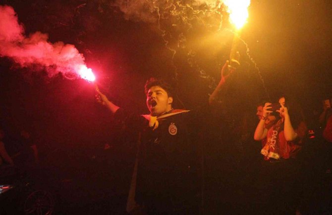 Erzincan’da Buz Gibi Havada Galatasaraylı Taraftarların Galibiyet Coşkusu