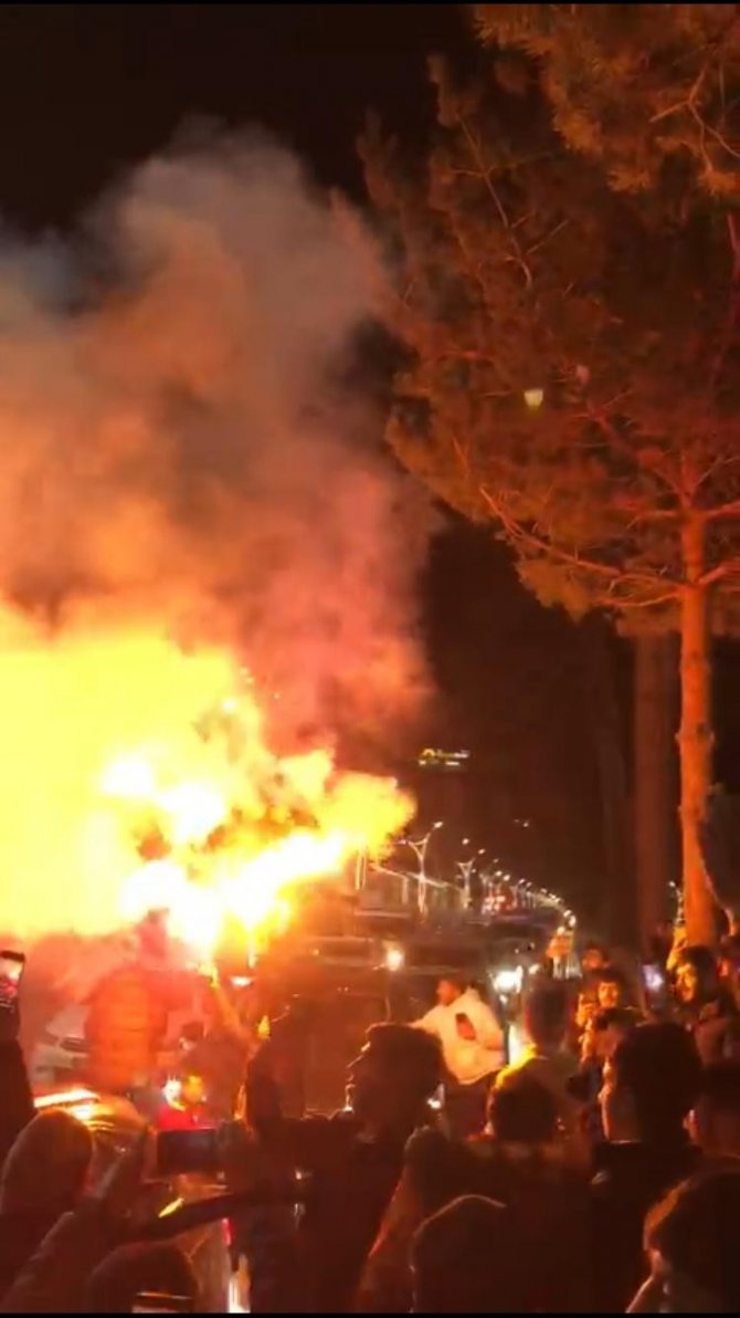 Galatasaraylı Taraftarlar Galibiyet Sonrası Meydanlara İndi