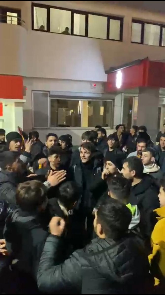 Galatasaraylı Taraftarlar Galibiyet Sonrası Meydanlara İndi