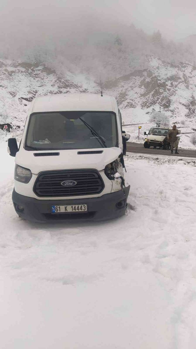 Zigana Dağı’nda Karlı Yolda Kaza: 2 Yaralı