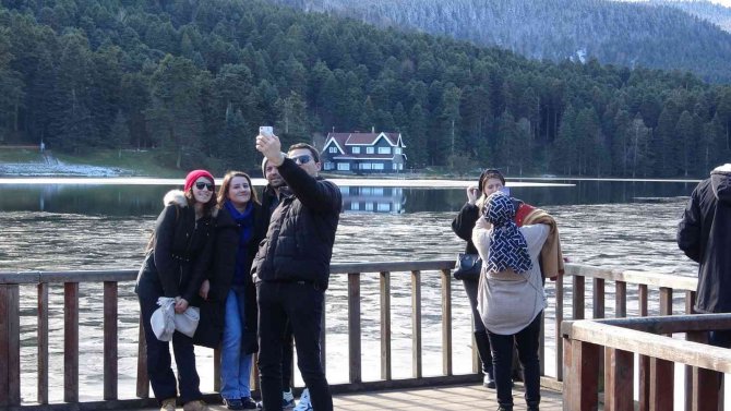 Güneşli Havayı Fırsat Bilen Tatilciler Gölcük’e Akın Etti