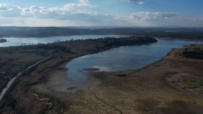 Terkos Gölü’nde Sular Çekildi, Teknelerin Yüzdüğü Yerde İnsanlar Yürüyüş Yaptı
