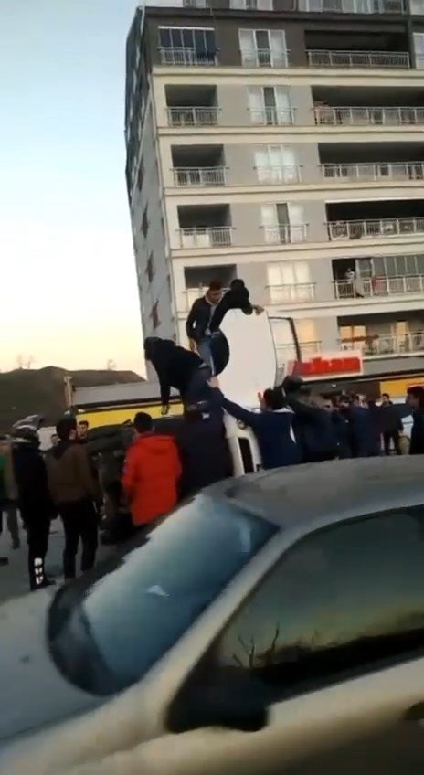 Kamyonet Yan Yattı, Vatandaşlar Sürücüyü Kurtarmak İçin Seferber Oldu