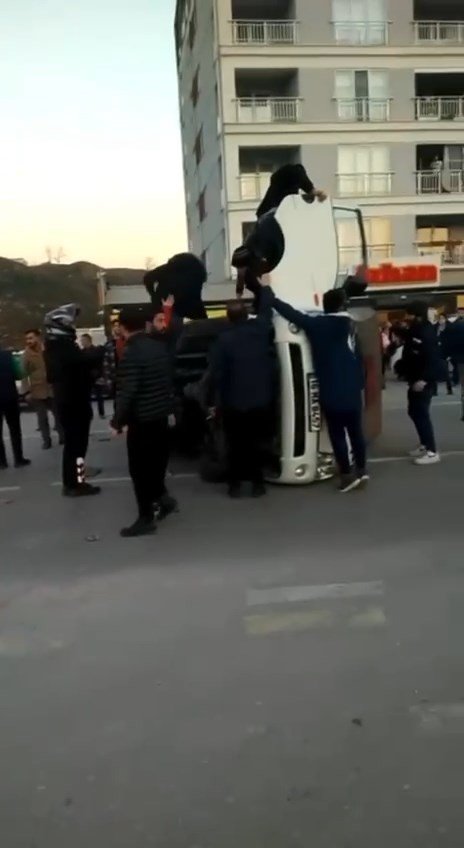 Kamyonet Yan Yattı, Vatandaşlar Sürücüyü Kurtarmak İçin Seferber Oldu