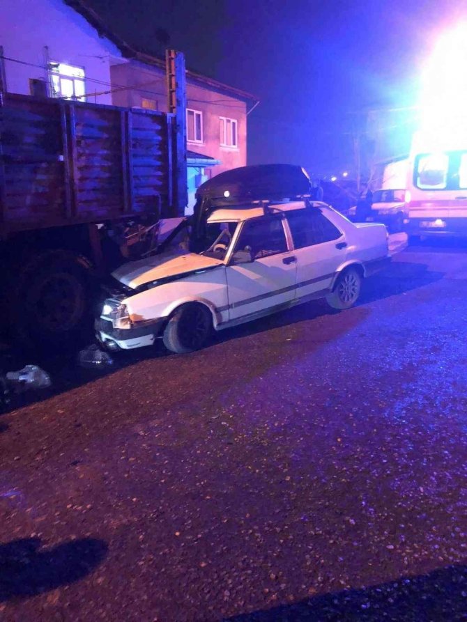 Alkollü Sürücü Otomobili İle Park Halindeki Kamyona Çarptı: 2 Yaralı
