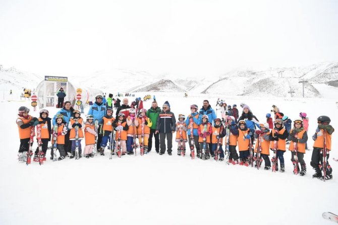 Başkan Büyükkılıç; Erciyes Kayak Okulunu Ziyaret Etti