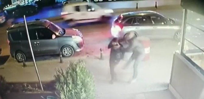 Restoran Çıkışı Kadının Tekme Tokat Darp Edilmesi Kamerada