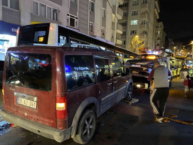 Maltepe’de 2 Otomobil Kafa Kafaya Çarpıştı: 1 Yaralı