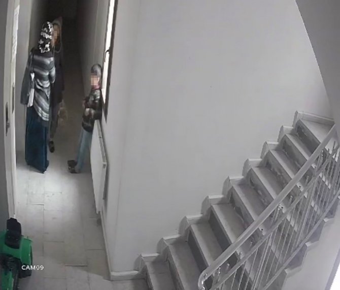 Hırsızlar Daire Kapasının Önündeki Akülü Arabayı Çaldı
