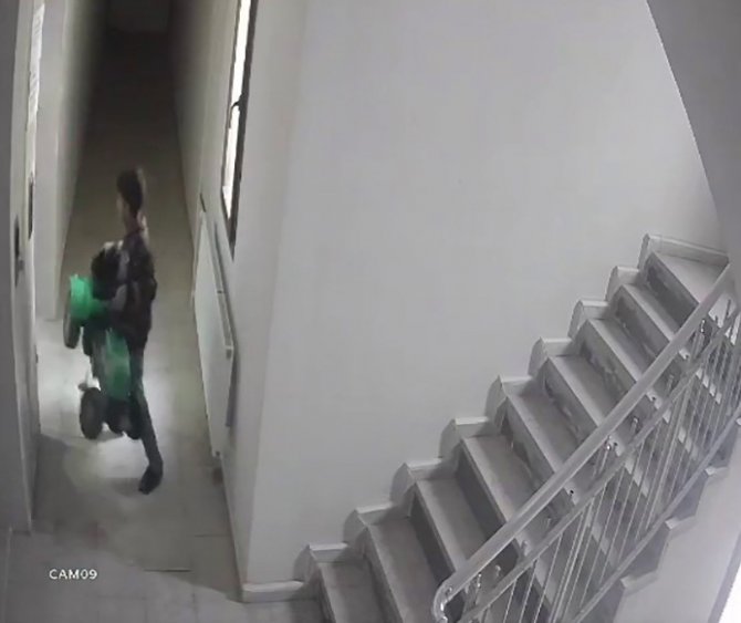 Hırsızlar Daire Kapasının Önündeki Akülü Arabayı Çaldı