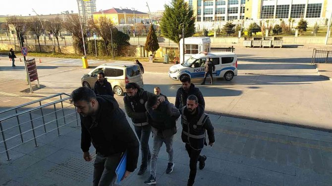 Bir Gencin Öldüğü Silahlı Kavganın Zanlısı, Karısı Ve Çocuğunu Korumak İçin Ateş Ettiğini Söyledi