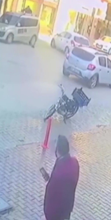 Motosikletli Otomobile Çarptı, Ticari Aracın Üzerine Düştü