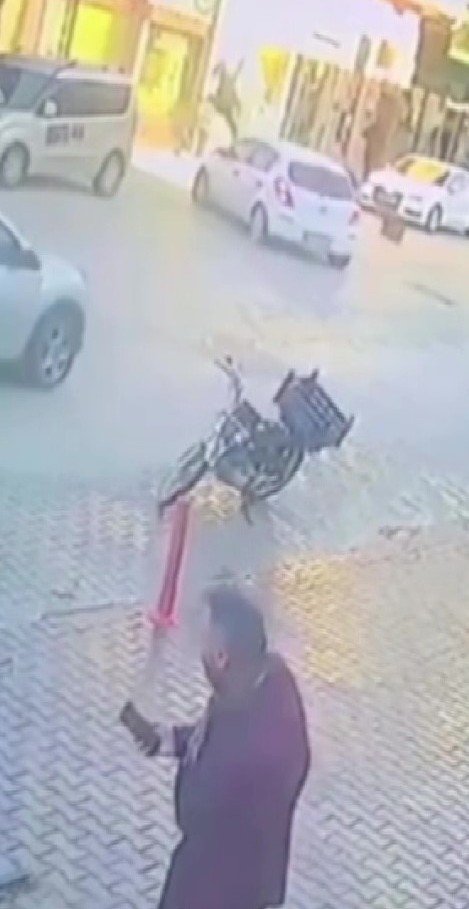 Motosikletli Otomobile Çarptı, Ticari Aracın Üzerine Düştü