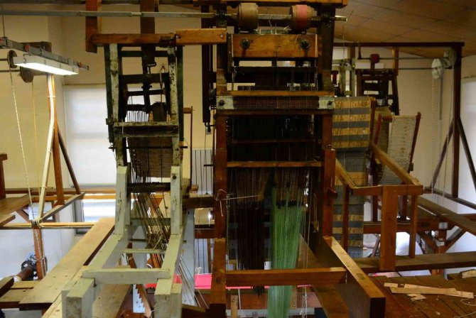 Ecdat Yadigarı Fabrikanın Asırlık Tezgahlarında Üretim Sürüyor