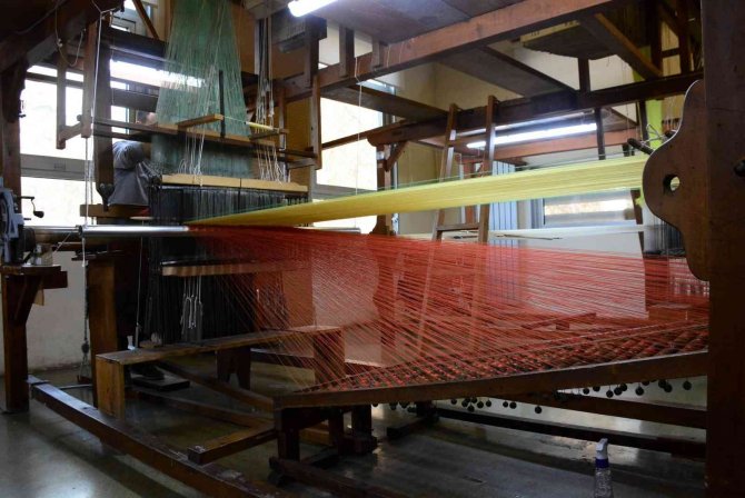 Ecdat Yadigarı Fabrikanın Asırlık Tezgahlarında Üretim Sürüyor