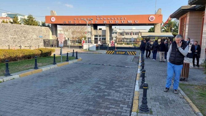 Kavga Eden Müşterileri Uyaran Taksici Öldürüldü