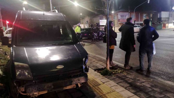 Hafif Ticari Araç İle Otomobil Çarpıştı: 3’ü Çocuk 5 Yaralı