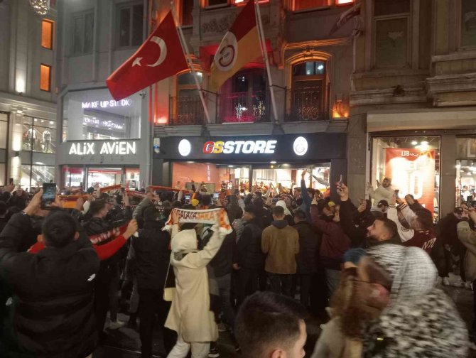 Derbiyi Kazanan Galatasaray Taraftarları Taksim Meydanı’nda Kutlama Yaptı